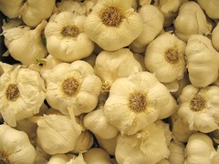 Zloděj řádil v Omicích. Ukradl pět kilo česneku, kořalku i snubní prsteny