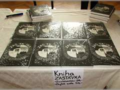 Foto: Studenti pokřtili knihu o Zastávce