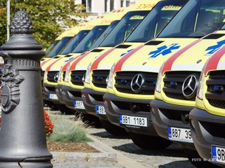 Nemocnice Kyjov získala nový sanitní vůz díky daru Nadace Andělína manželů Holešínských