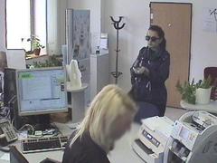 Bruneta s pistolí přepadla banku ve Zbýšově. Poznáte ji?