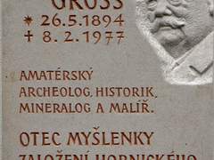 Archeolog Vilém Gross by oslavil 121 let. V Oslavanech má pamětní desku