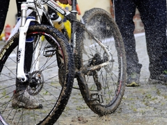 Zloděj v Oslavanech odcizil ze sklepní kóje bicykl