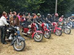FOTO: V Jedovnicích duněly motory Jawy, ČéZety i Simsona